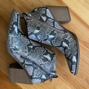 Like New Universal Thread Boots Size 10